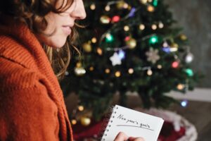 woman making new years resolutions